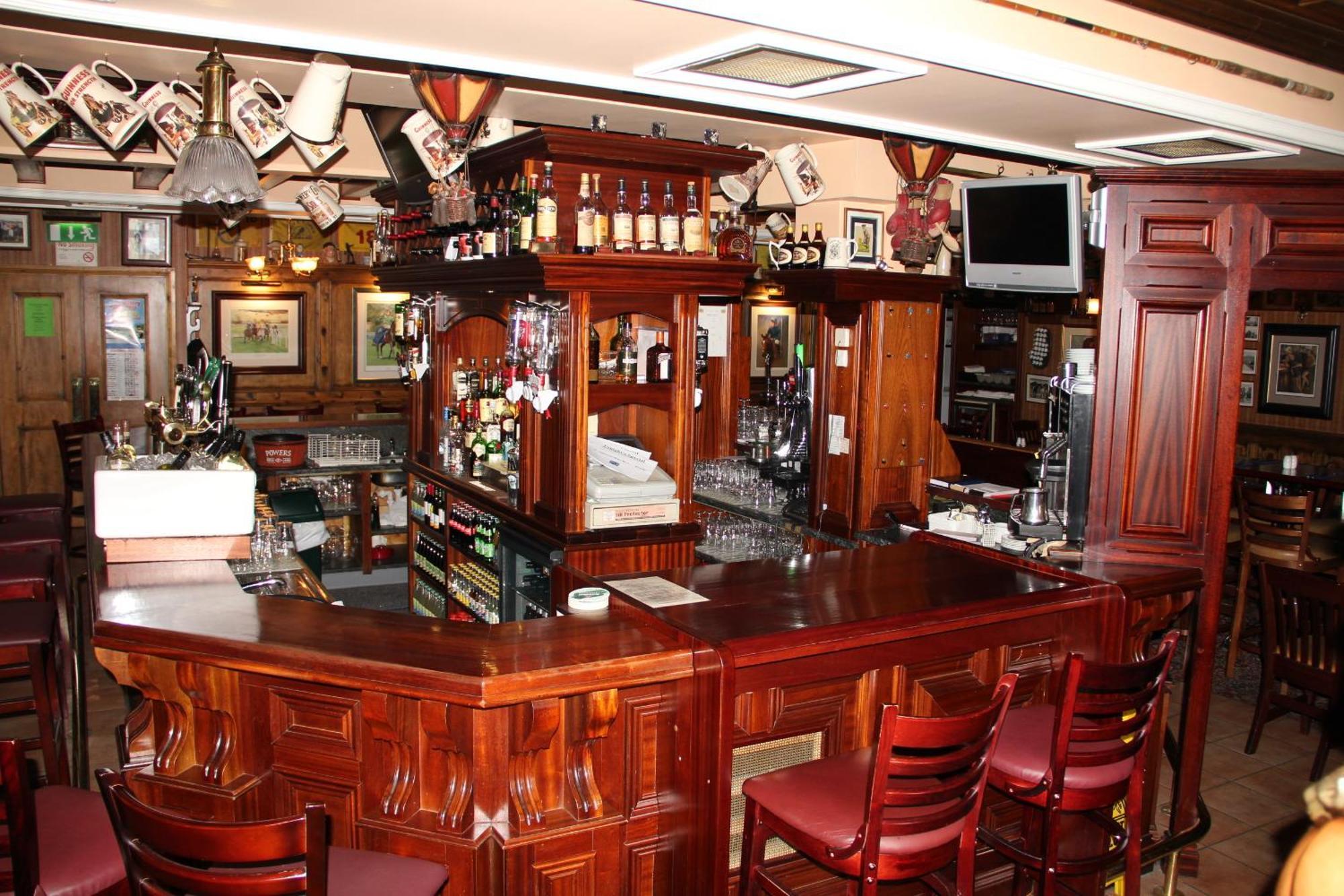 Mcsweeney Arms Hotel Килларни Экстерьер фото