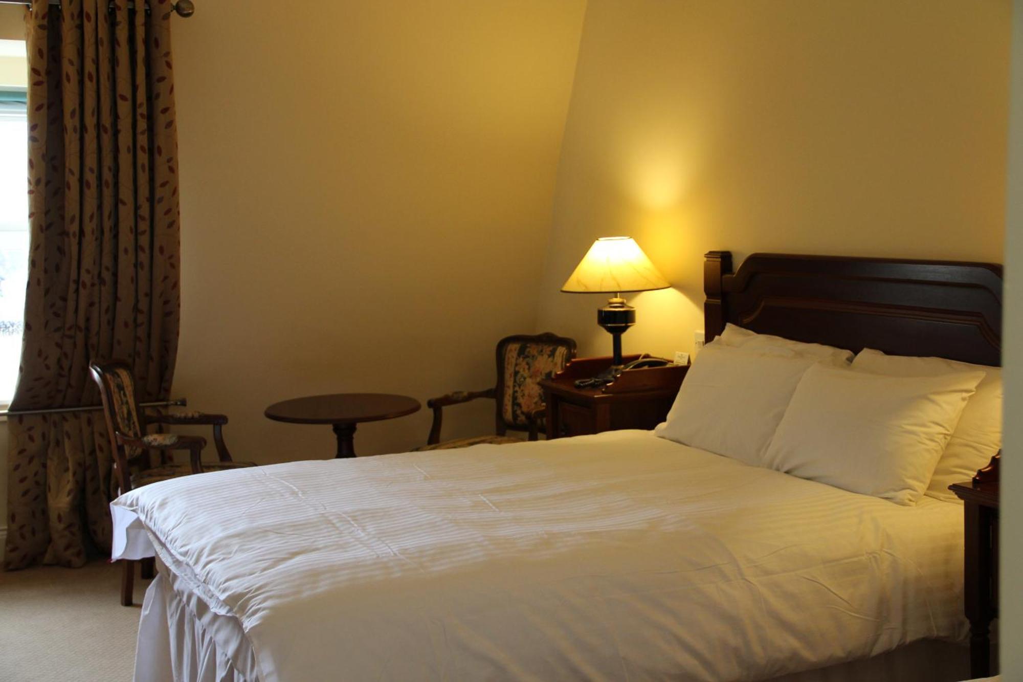 Mcsweeney Arms Hotel Килларни Экстерьер фото