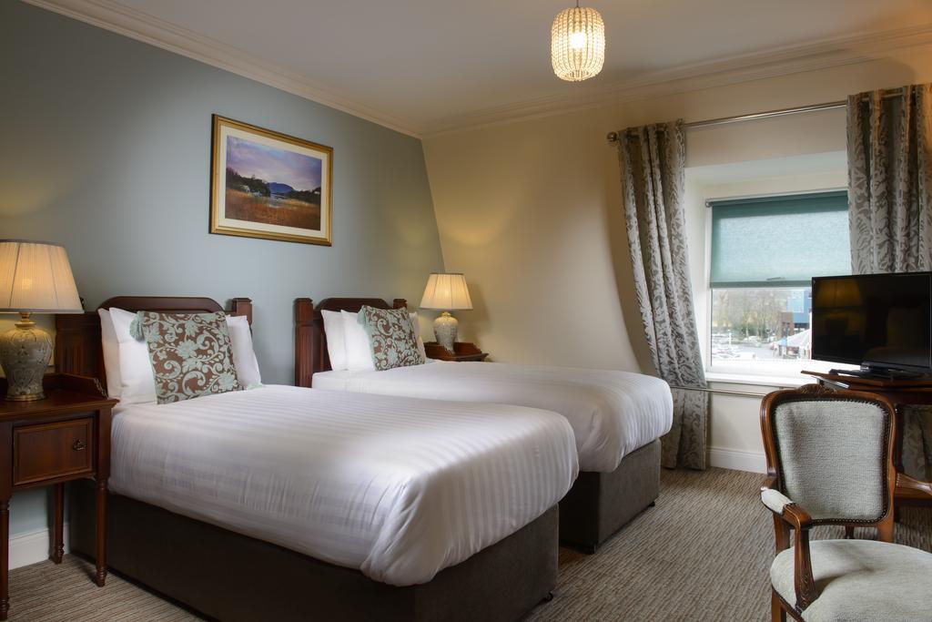 Mcsweeney Arms Hotel Килларни Экстерьер фото