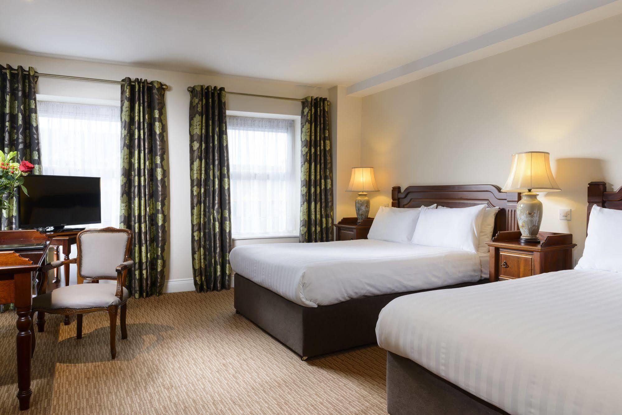 Mcsweeney Arms Hotel Килларни Экстерьер фото
